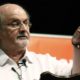 Rushdie: migliorano le condizioni dello scrittore, minacce anche a J. K. Rowling