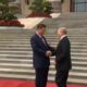 Putin in Cina, stretta di mano con Xi in piazza Tienanmen