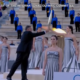 Parigi 2024, la Grecia consegna la fiamma olimpica agli organizzatori francesi