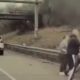 Usa, uomo bloccato in auto in fiamme: dei coraggiosi automobilisti lo salvano