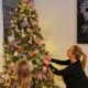 Natale, Giorgia Meloni decora l’albero con la figlia